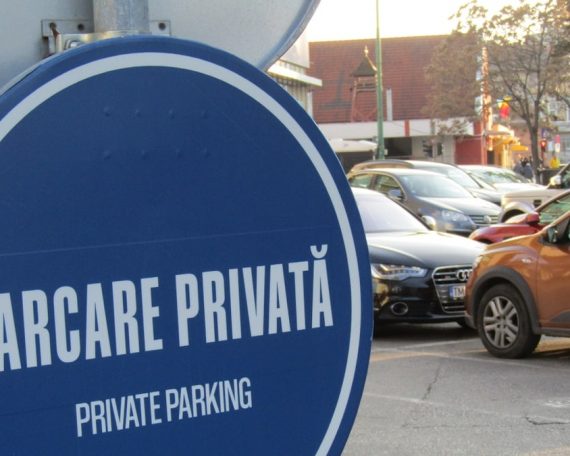 A blue sign that says paracare privat private parking